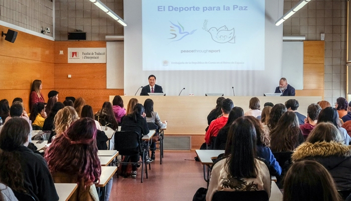 El embajador de Corea del Sur en España, Hong-jo Chun, pronuncia un discurso durante la inauguración oficial del Instituto Rey Sejong Barcelona, celebrada el 27 de febrero en el campus de la Universidad Autónoma de Barcelona. | Instituto Rey Sejong Barcelona